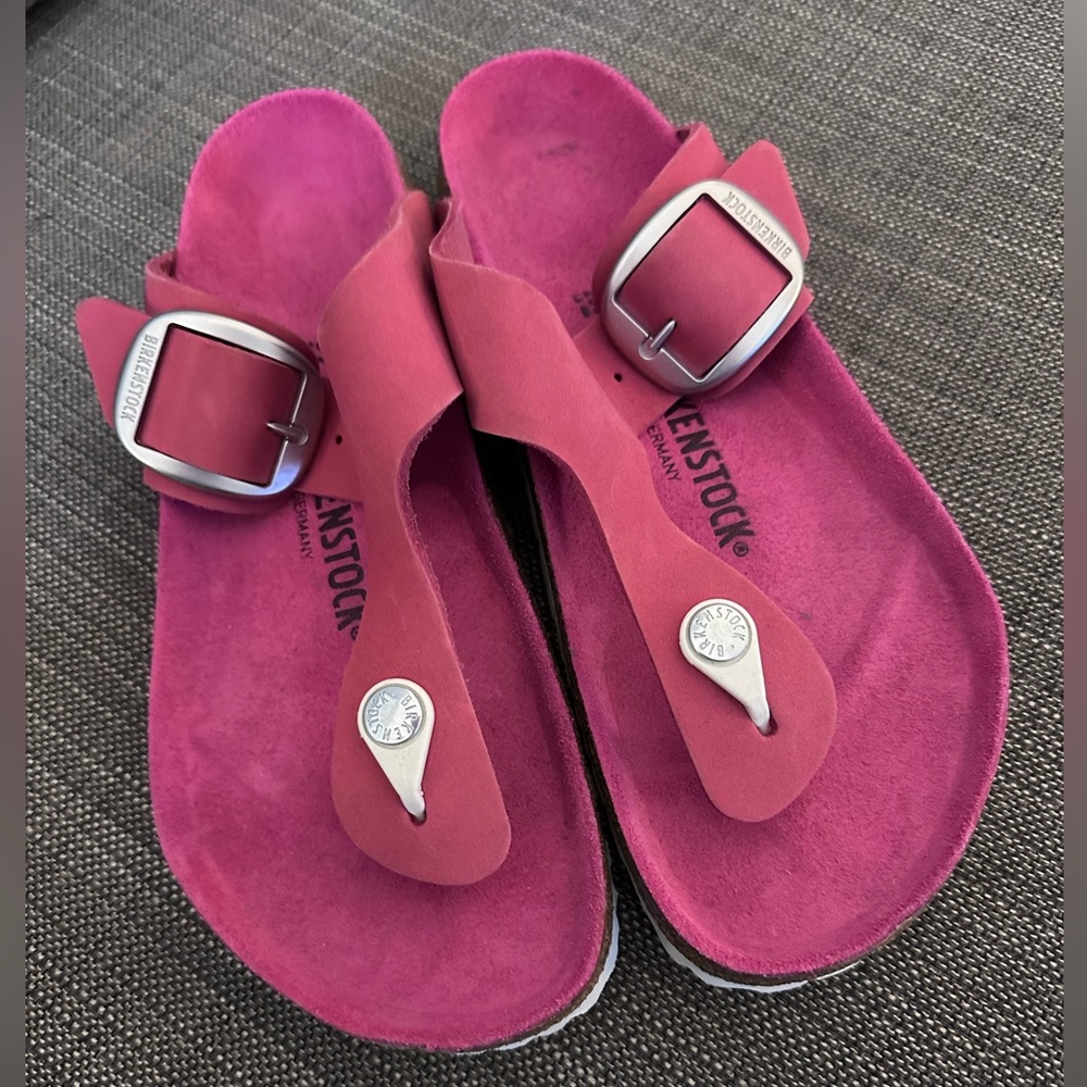 Women’s Big Buckle Gizeh Fuchsia Birkenstocks